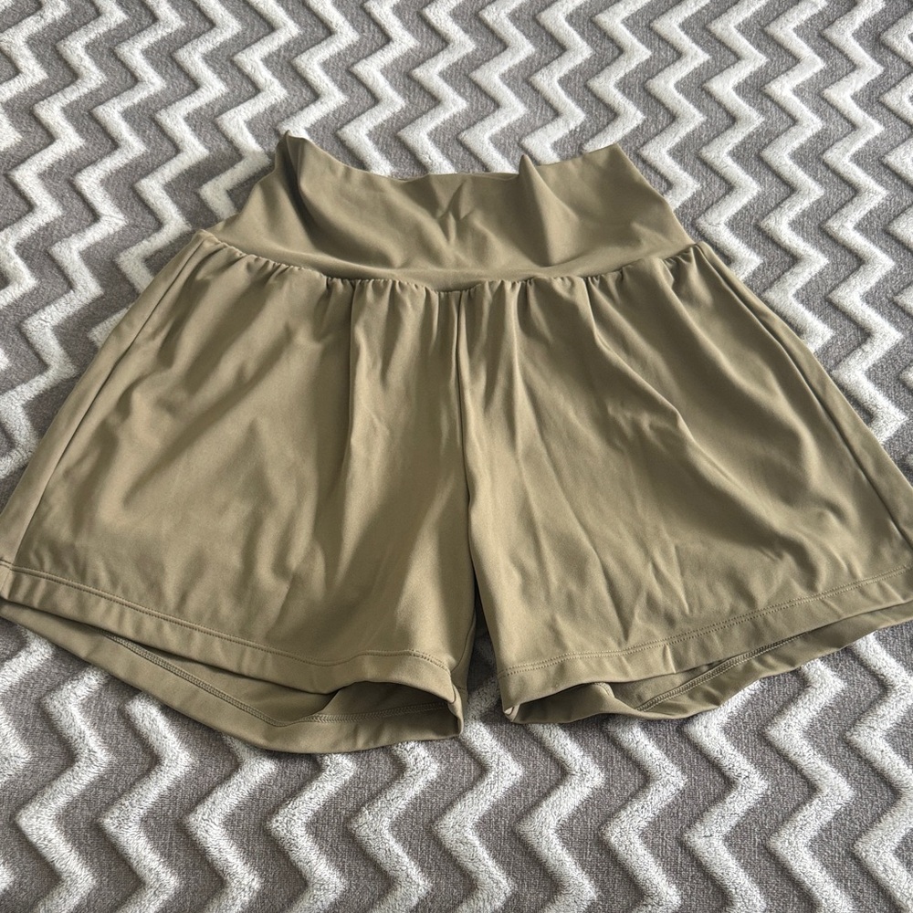 HALARA High Waist Okive Green and Black Shorts